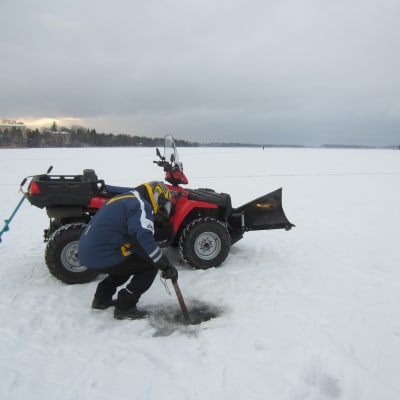 Järvenpään kaupungin liikuntatoimi mittasi Tuusulanjärven jään paksuuden tänä aamuna. Jään paksuus vaihteli 21-24 sentin välillä eli se kantaa mönkijän.