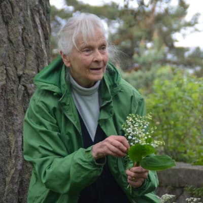 Konstnären Irmelin Sandman-Lilius med konvaljer i sin trädgård i Hangö.