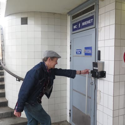 Rautatieaseman miestenvessan ovella toimittaja Mauri Tikkamäki