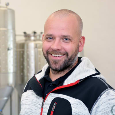 Dave Huldin i sitt bryggeri i Ekenäs.