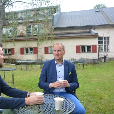 Brukspatron Olli Muurainen och Raseborgs stadsdirektör Tom Simola vid kaffebord i Billnäs.