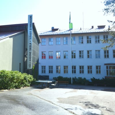 Gården vid Källhagens skola och Virkby gymnasium.
