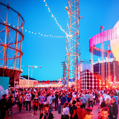Punertavana hohtava Bright Balloon 360° -lava on Flow Festivalin näyttävimpiä yksityiskohtia.