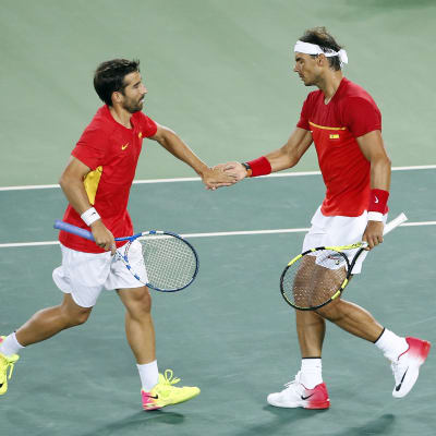 Rafael Nadal ja Marc Lopez paiskaavat kättä. 
