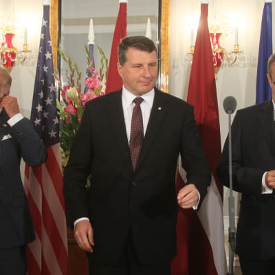 Yhdysvaltain varapresidentti Joe Biden (vasemmalla), Latvian presidentti Raimonds Vejonis (keskellä) ja Viron presidentti Toomas Hendrik Ilves tiedotustilaisuudessa Riiassa.