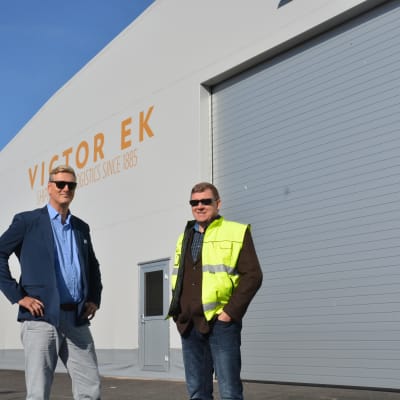 Tomas Sjödahl och Juha Karjalainen vid Victor Eks nya terminal i Hangö.