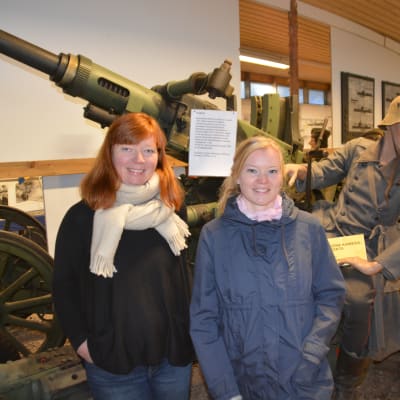 Martina Lindberg och Sonja Bäckman i kanonhallen i Hangö frontmuseum
