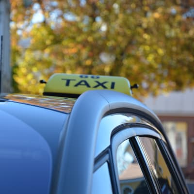 Taxiskylt på en taxibil.