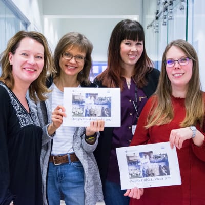 Ann-Maj Björkell-Holm, Carola Harmaakivi, Sara Mannsén och Johanna Björkholm med 2017 års Österbottniska kalender.