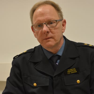 Porträttbild på Stig Saarinen, brandmästare vid Västra Nylands räddningsverk.