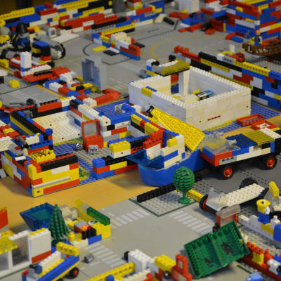 Legobitar på ett eftis