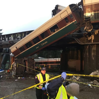 13 vagnar drogs med då persontåget spårade ur på en bro