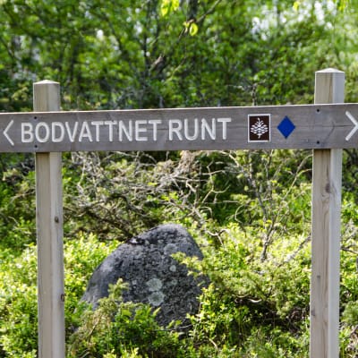 Skylt för Bodvattnet runt - vandringsled i Korsholms skärgård.