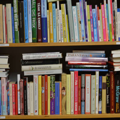 massor av böcker i en bokhylla, fullproppat