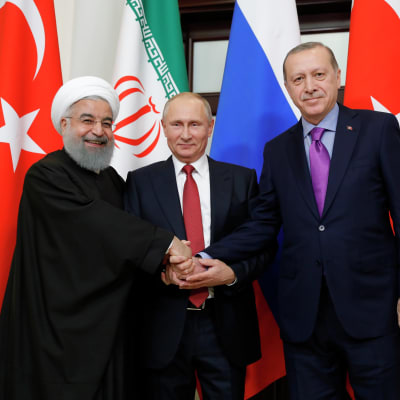 Irans, Rysslands och Turkiets presidenter skakar hand  i Sotji.