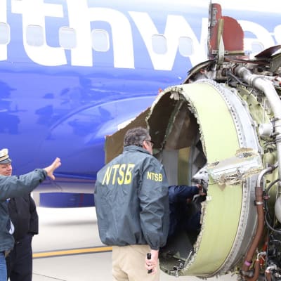 En första inspektion av den trasiga flygplansmotorn på flygplatsen i Philadelphia. 