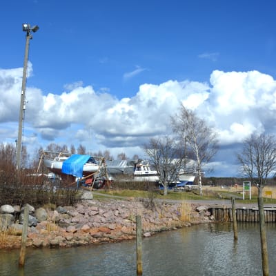 Hamnen i Ingå en solig vårdag.