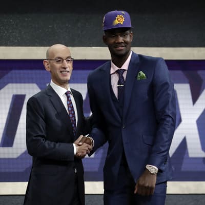 Deandre Ayton var givetvis glad efter att han reserverats som första spelare i NBA-draften 2018.