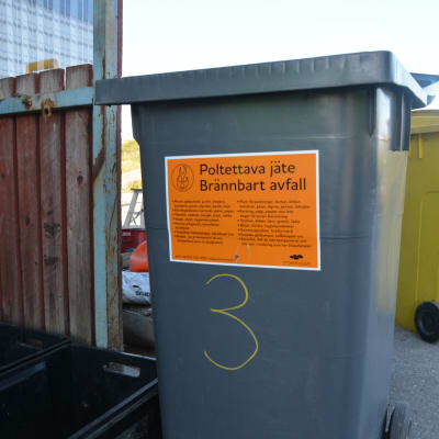 I avfallskärlet för brännbara sopor ska ingen metall.