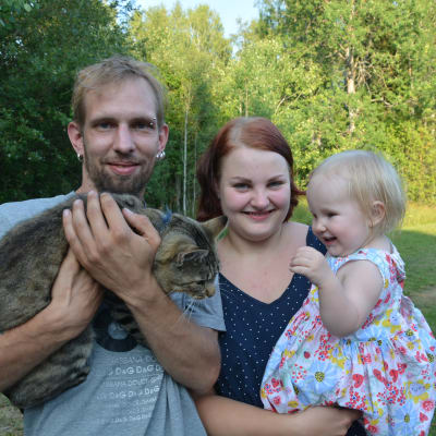 Niklas Pietilä tillsammans med sambon Frida Hägglund, dottern Esther Pietilä och familjens katt.