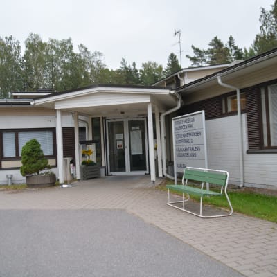 En byggnad i Sjundeå där bäddavdelningen och hälsocentralen finns.