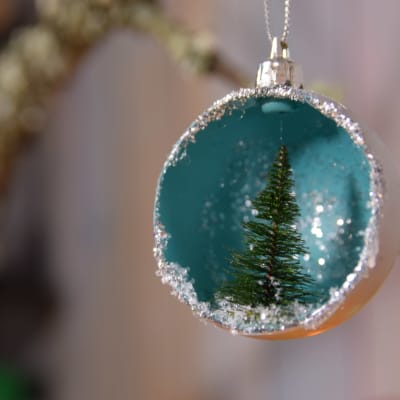 Julgranskula med liten gran inuti.