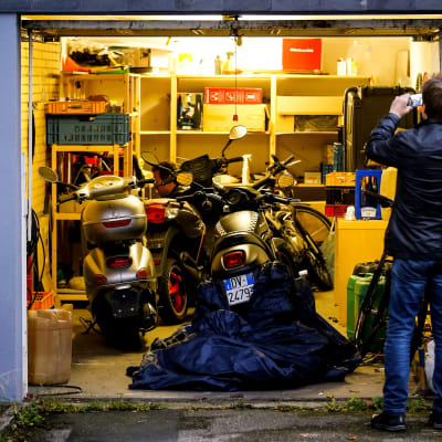 Polisen söker igenom ett garage i Pulheim, Tyskland under räden mot misstänkta Ndrangheta-medlemmar på onsdag morgon.