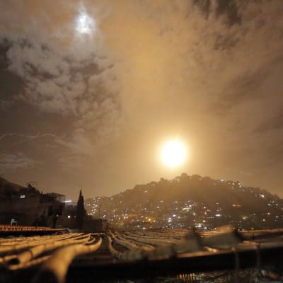 Syriskt luftvärn lyser upp natthimlen i Damaskus natten till måndagen. 