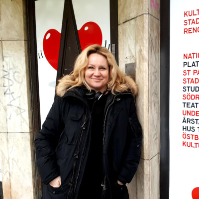 Maria Sid utanför stadsteaterns tillfälliga kontor.