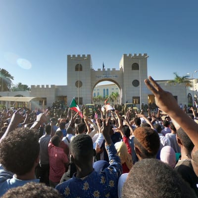 Tusentals demonstranter protesterar utanför arméhögkvarteret i Khartoum för tredje dagen i rad