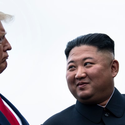 Donald Trump och Kim Jong-Un pratar innan de träffas i den demilitariserade zonen mellan Nord- och Sydkorea 30.6.2019
