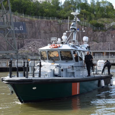 Länsi-Suomen merivartioston valvontavene saapumassa rantaan.