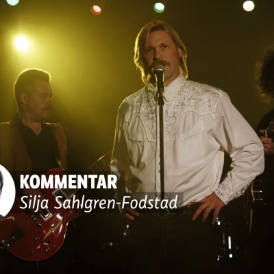 Kari Tapio (Matti Ristinen) på scenen i filmen Olen suomalainen.  
