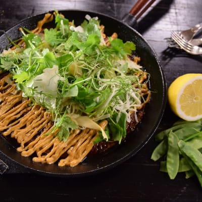 Japansk omelett i stekpanna