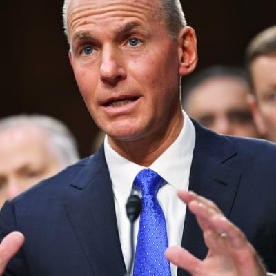 Dennis Muilenburg viftar med händerna.