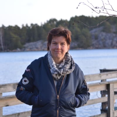 Jonna Engström-Öst på en brygga vid Tvärminne zoologiska station.