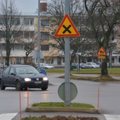 Bil i korsningen Halmstadsgatan och Esplanaden i Hangö.