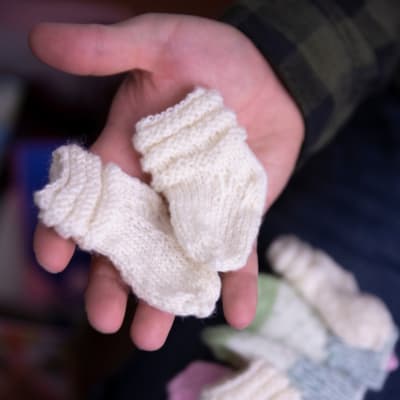 vauvan pienet sukat aikuisen kämmenellä