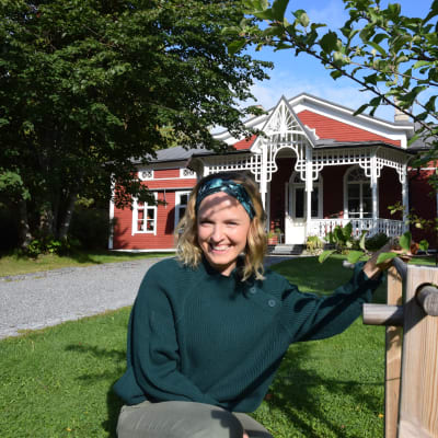Lena Gillberg vid äppelträdet framför Strömsö villan.