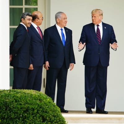 USA:s president (till höger) står och pratar med Israels premiärminister Benjamin Netanyahu, Bahrains utrikesminister Abdulatif al-Zayani och Förenade Arabemiratens utrikesminister.