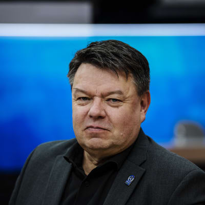 En medelsålders man mot en blå bakgrund. Petteri Taalas gästar Yle den 24 oktober 2020. Han intervjuades i programmet Morgonettan.