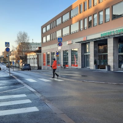 Korsningen Rådhusgatan-Storgatan vid torget i Jakobstad. 