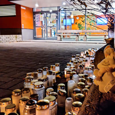Mjukisdjur och ljus ytterom Borgå simhall till minnet av barnet som drunknade i där i november 2020