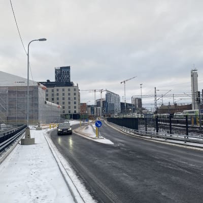 Suoristettu Ratapihankatu kulkee siirretyn Tavara-aseman ja rautatien välissä