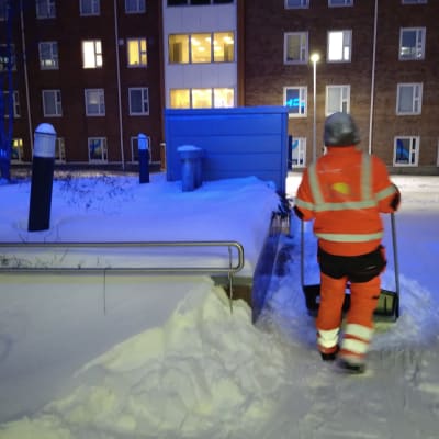 Oulun keskustassa lumi oli kinostunut kovan tuulen vuoksi. 
