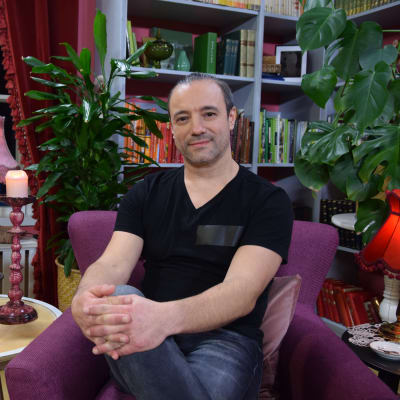 Alexey Kriventsov sitter i Strömsös bibliotek med händerna i kors på knät