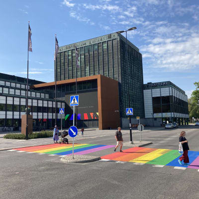 Turkuun maalattiin sateenkaarisuojatie jokirantaan.