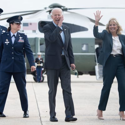 USA:s president Joe Biden och hans hustru Jill Biden vinkar till kamerorna före avfärd mot Europa.