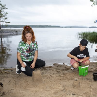 Marjaana, Romeo ja Hugo Kokki Korpilahden Kiviönniemessä harjoittelemassa hiekkakkakkujen SM-kisoja varten. 