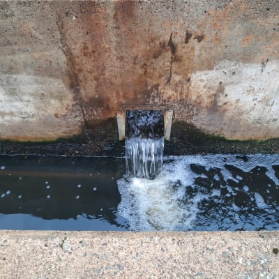 Lähikuvassa Toikansuon jätevesipuhdistamon jälkiselkeytysallas, josta vesi virtaa Rakkolanjokeen.